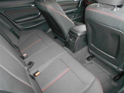 後席も前席同様の素材を使用したシートになっております。先代にくらべボディサイズが拡張されている為後席でも頭上にゆとりがあります。　ISOFIX式チャイルドシートに対応していますよ！