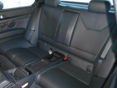 助手席も運転席同様に広々としており、M3専用スポーツシートがあなたの大事な人もしっかり包み込んでくれます。電動シートに加え、女性に嬉しいシートヒーター機能も装備してますよ。