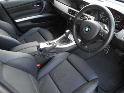 BMWの車両はドライバーが主役で室内が設計されているのでセンターコンソールやインパネがドライバー側に向けられておりスイッチ等運転者が操作しやすいようになっています。