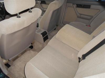 前席同様のシートを装備し、エアコン吹き出し口やアームレストも付いていおり、リビングのようなくつろげる空間になっています。