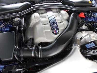 E60型のM5よりパワフルと言われる4.4LのV型8気筒DOHCスーパーチャージャーエンジンは、最大出力510ps最大トルク71.4kgを発揮します。異次元の加速はまさにモンスターマシンですよ！