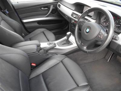 BMWの車両はドライバーが主役で室内が設計されているのでセンターコンソールやインパネがドライバー側に向けられており運転者が操作しやすいようになっています。フロントシートにはヒーターが内蔵されていますよ。