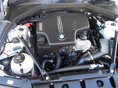 ダウンサイジング化された直列4気筒DOHCターボ エンジンは最大出力184ps最大トルク27.5kgを発揮。BMWの新ユニットとなる小排気量ターボの加速を満喫ください！