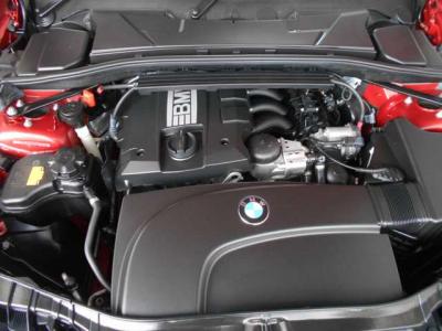 搭載されているエンジンはN43型！170馬力トルク21.4ｋｇを発生！！BMWの直列4気筒NAエンジンは気持ちの良い吹け上がりと軽快なハンドリングが楽しめ、駆け抜ける歓びを体感して頂けるエンジンですよ。