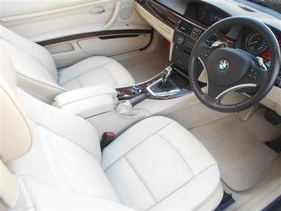 BMWの車両はドライバーが主役で室内が設計されているのでセンターコンソールやインパネがドライバー側に向けられており運転者が操作しやすいようになっています。