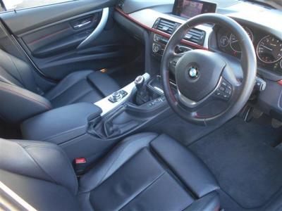 BMWの車両はドライバーが主役で室内が設計されているのでセンターコンソールやインパネがドライバー側に向けられておりスイッチ等運転者が操作しやすいようになっています。