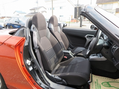 落ち着いた内装になっており広々とした運転席で電動オープン等操作の行いやすいデザインになっております。