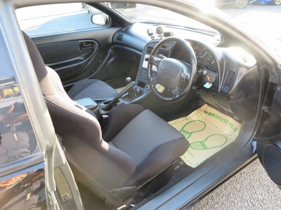 運転席側にレカロセミバケットシートが装備されており、スポーティーな走行時には体のポジションを安定させてくれます。