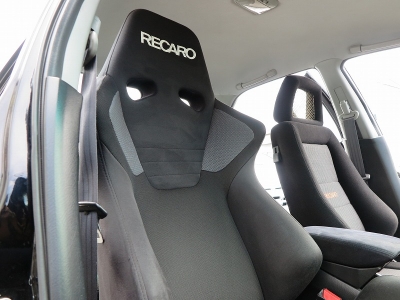 運転席にはレカロセミバケットシート。助手席には純正レカロシートが装着されております。どちらも座り心地良く、デザインもいいです。