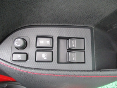 パワーウィンドウのスイッチですよ。　運転席に居ながら窓を開け閉めのコントロールできますよ。　ロック機能で、子供がイタズラして窓を開けるという事も無くなりますよ